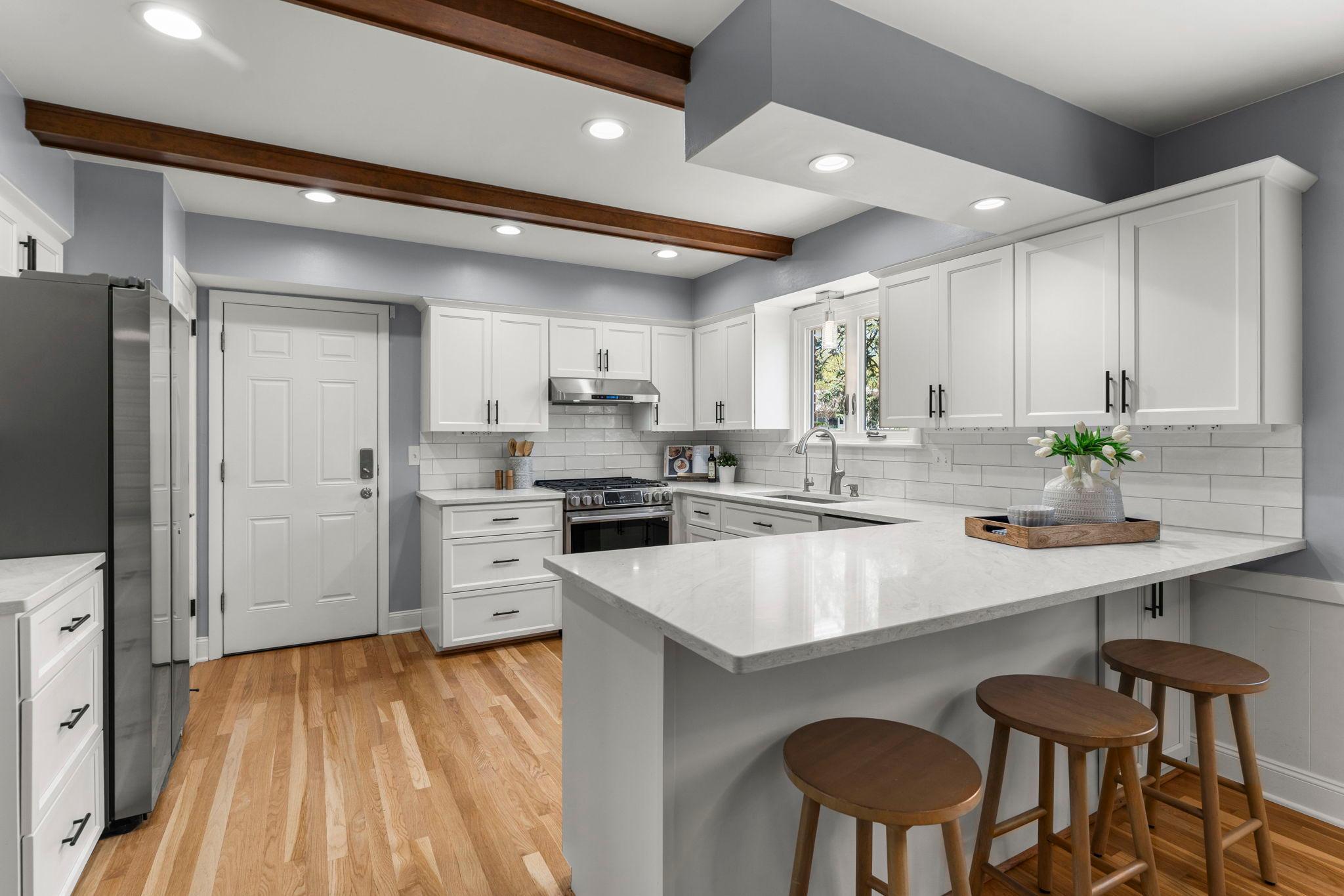 Peninsula with breakfast bar seating, perfect for casual meals or gathering with guests!