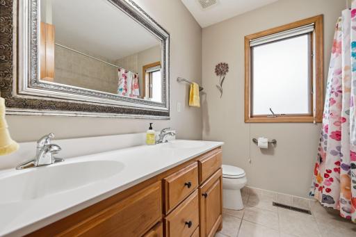 Upper level full bath between 2 of the upper level bedrooms