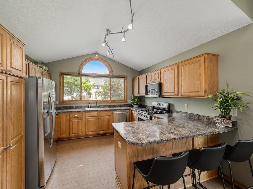 Kenmore Elite Stainless Steel Appliances, Gas Stove, Vaulted Ceilings with lookout window