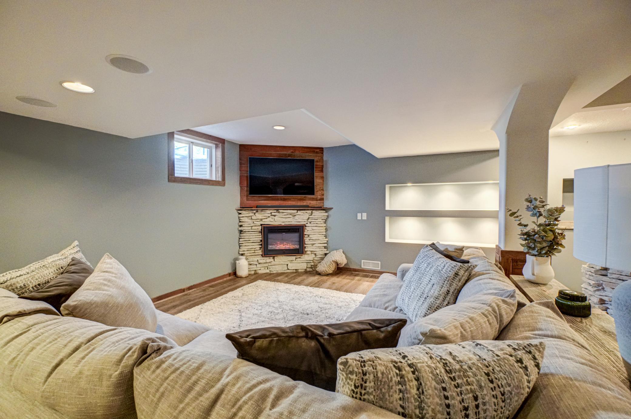 706 County Road H-17.jpg