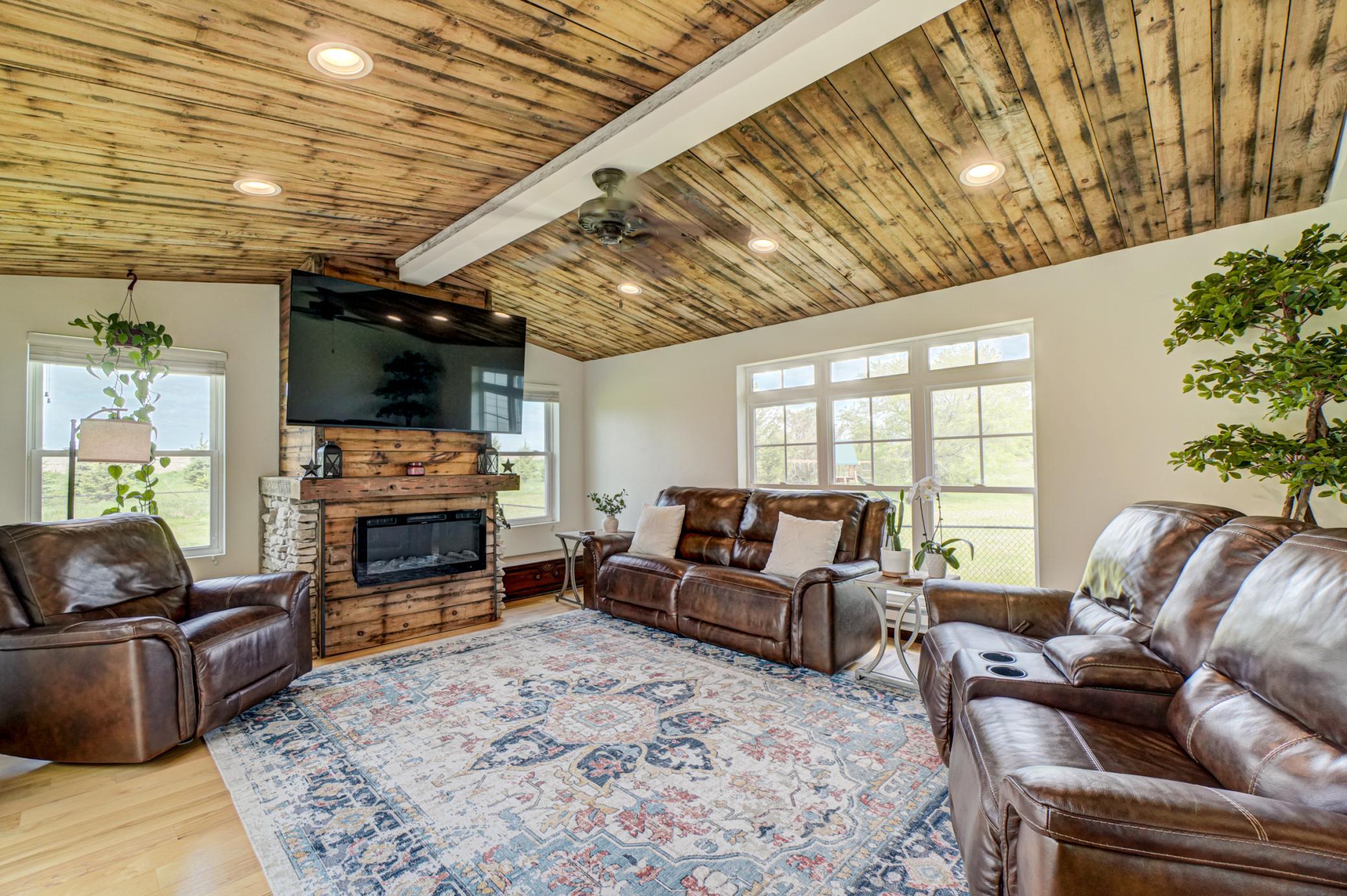 706 County Road H-69.jpg