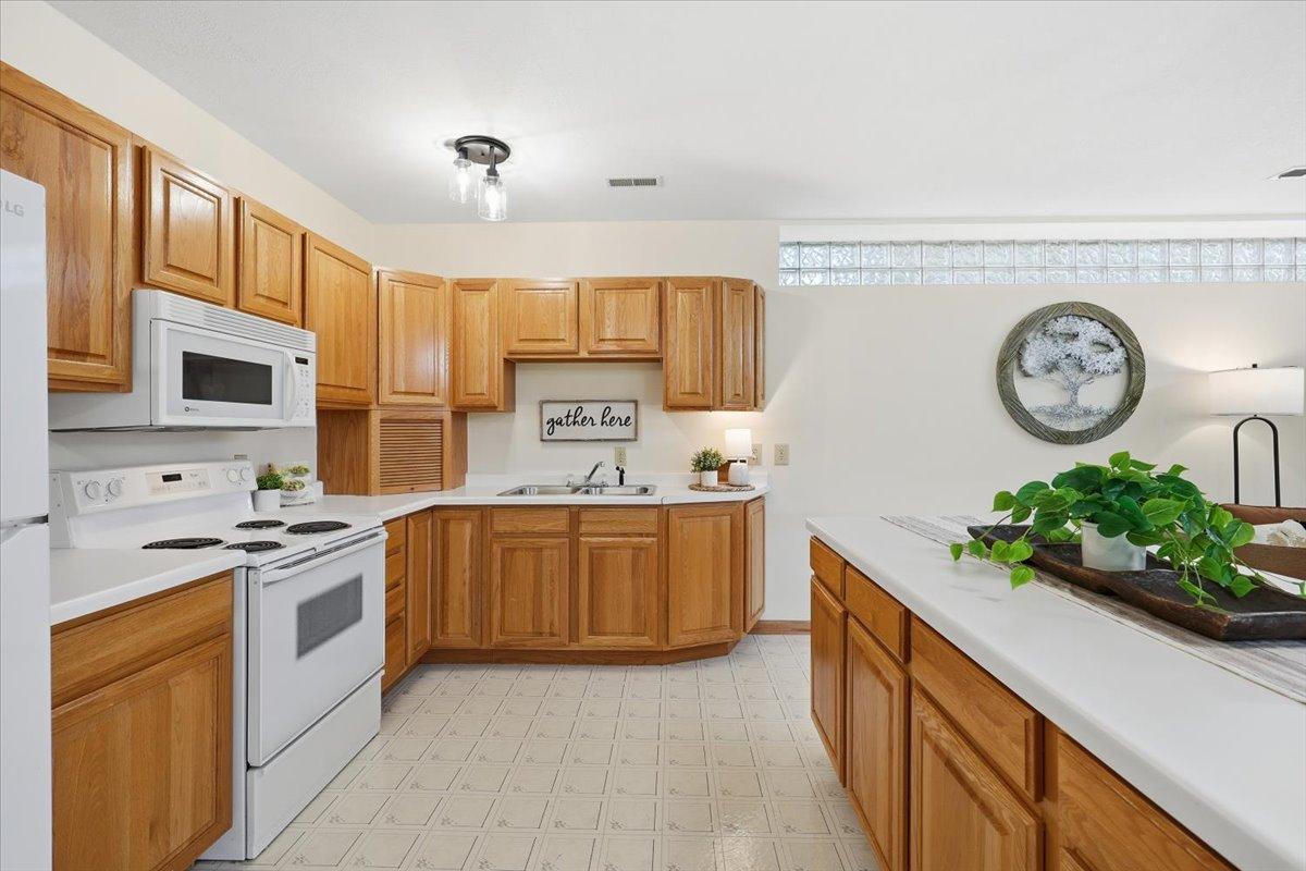 15-Kitchen2.jpg