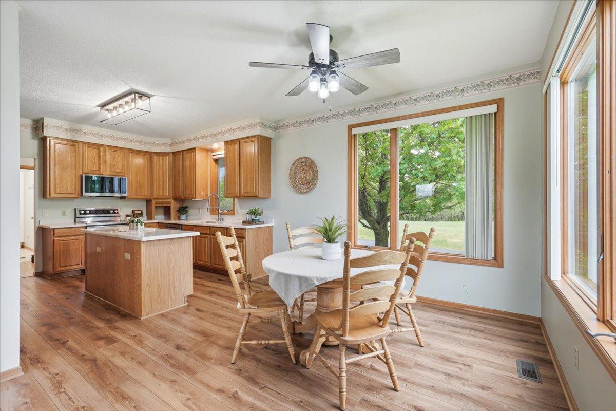 17-Breakfast Nook.jpg