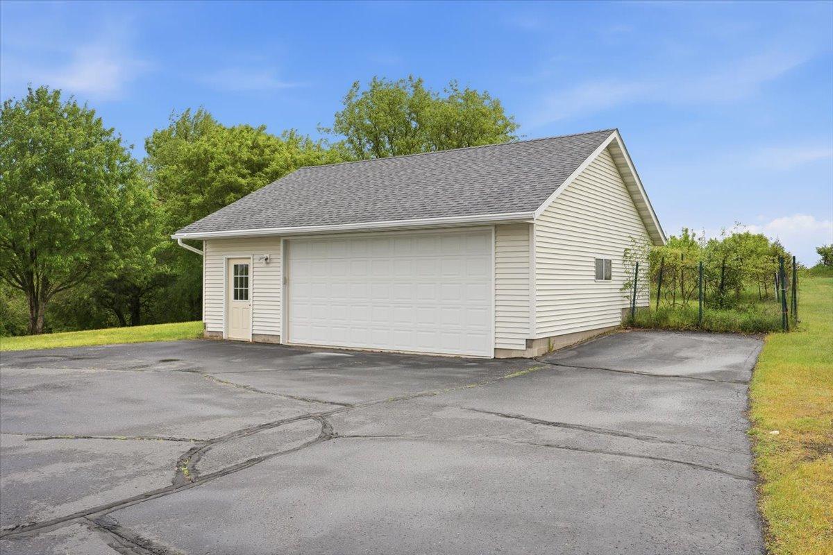 32-Detached Garage.jpg