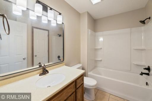 07_Upper Bathroom.jpg