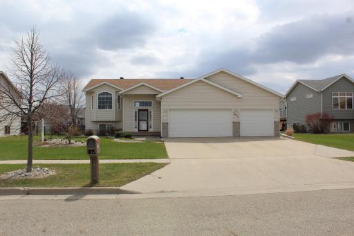 1611 Oakwood Drive, West Fargo, ND 58078