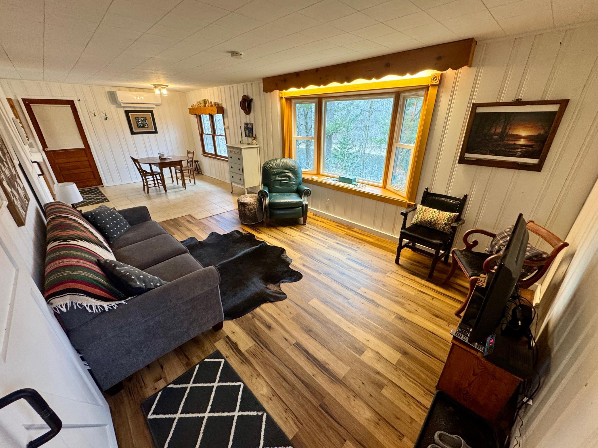 CABIN DINE LIVING1.jpg
