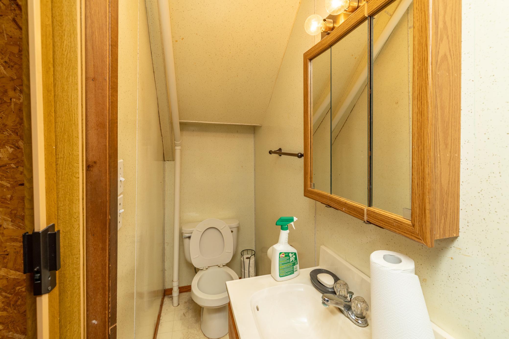 Main Level 1/2 Bathroom