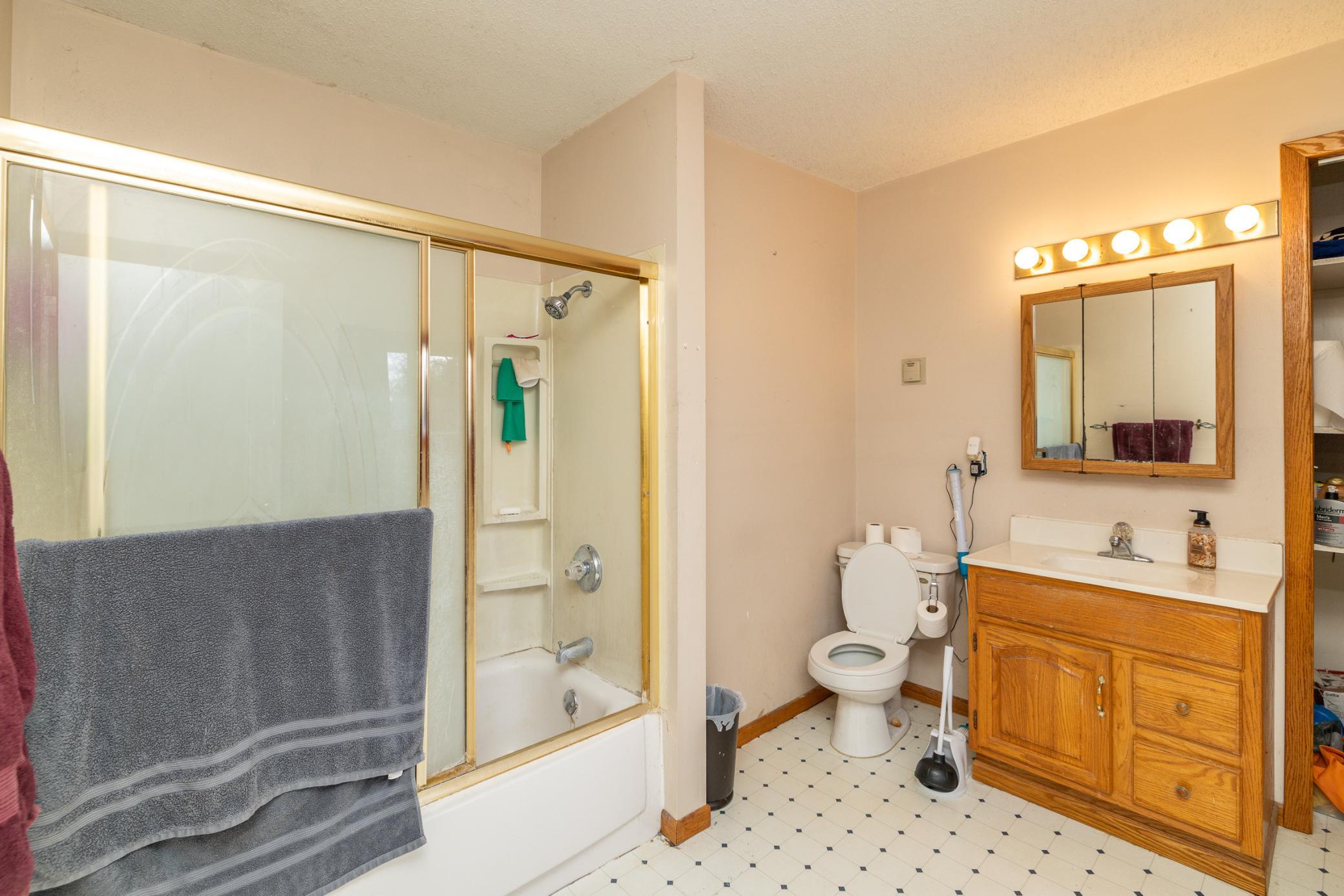 Upper Level Full Bathroom