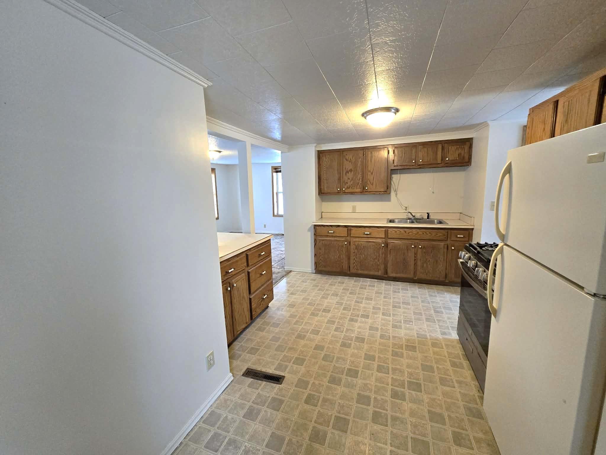 Kitchen 1.jpg