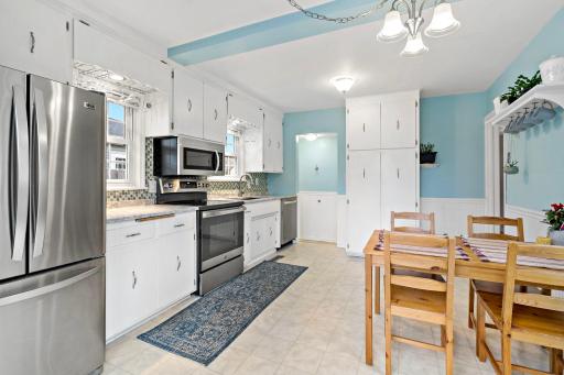 Everyone always hangs out in the kitchen. This one is PERFECT for entertaining.