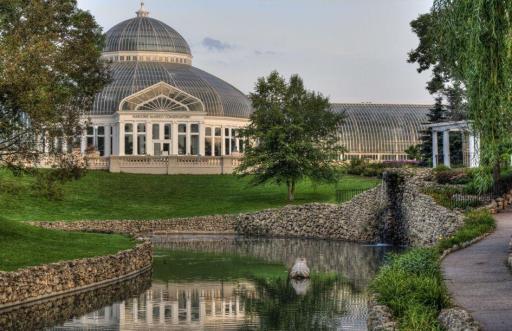 You can walk to the zoo, conservatory, Japanese Gardens, golf and all Como Park has to offer.