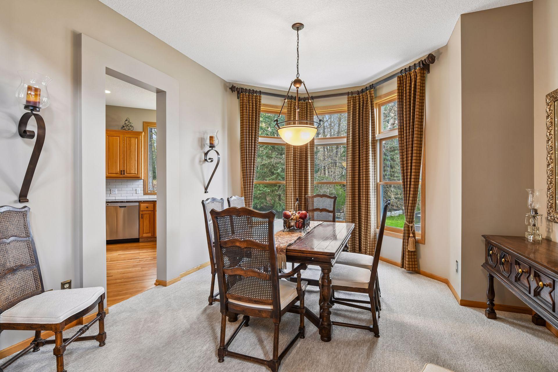 Separate formal dining room