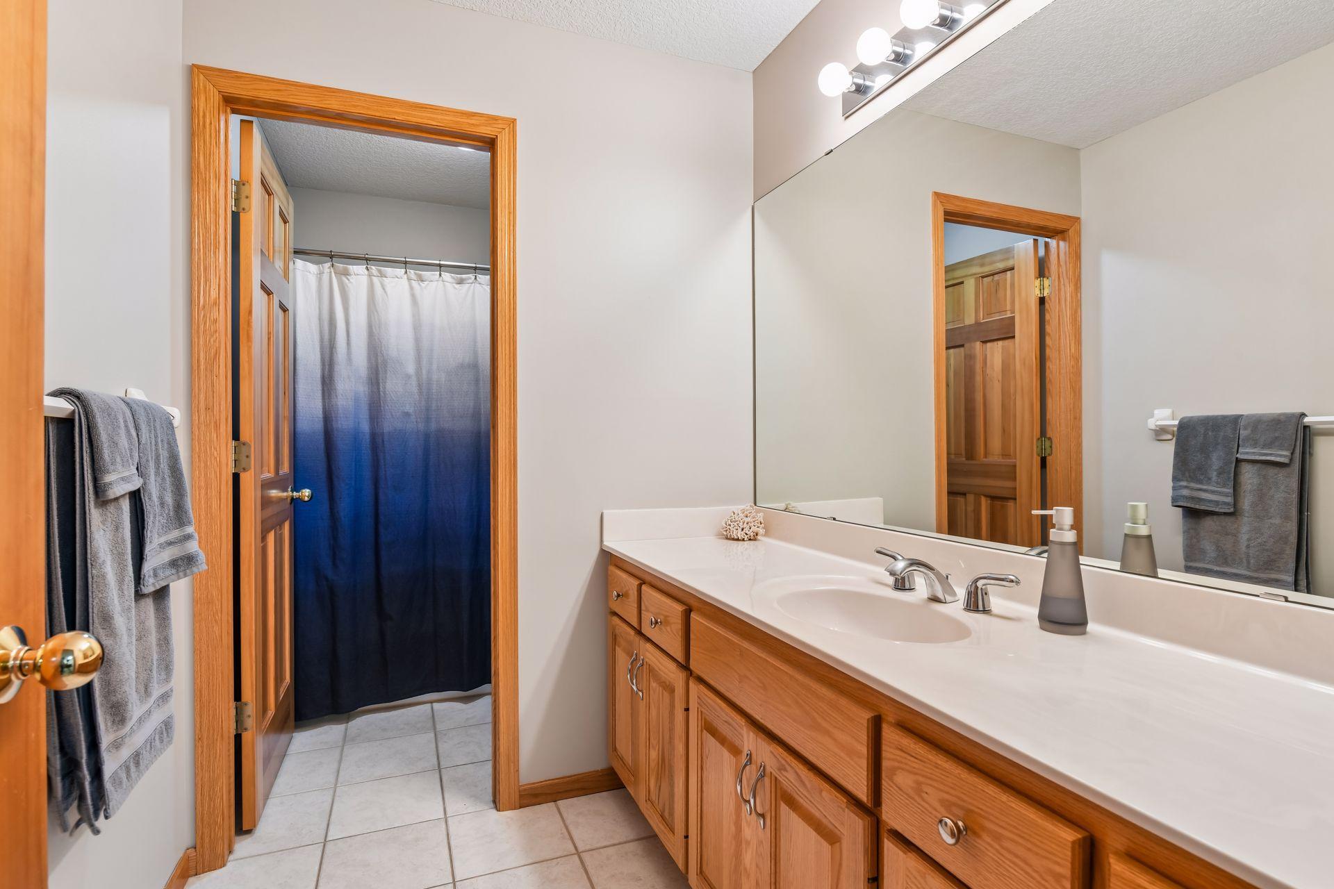 Upper level shared full bathroom