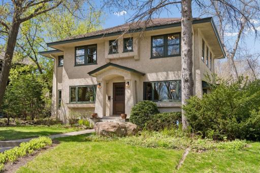 Welcome to coveted Linden Hills! It's only 2 blks from Lake Hariett, Lake Bde Maka Ska & Linden Hills' restaurants