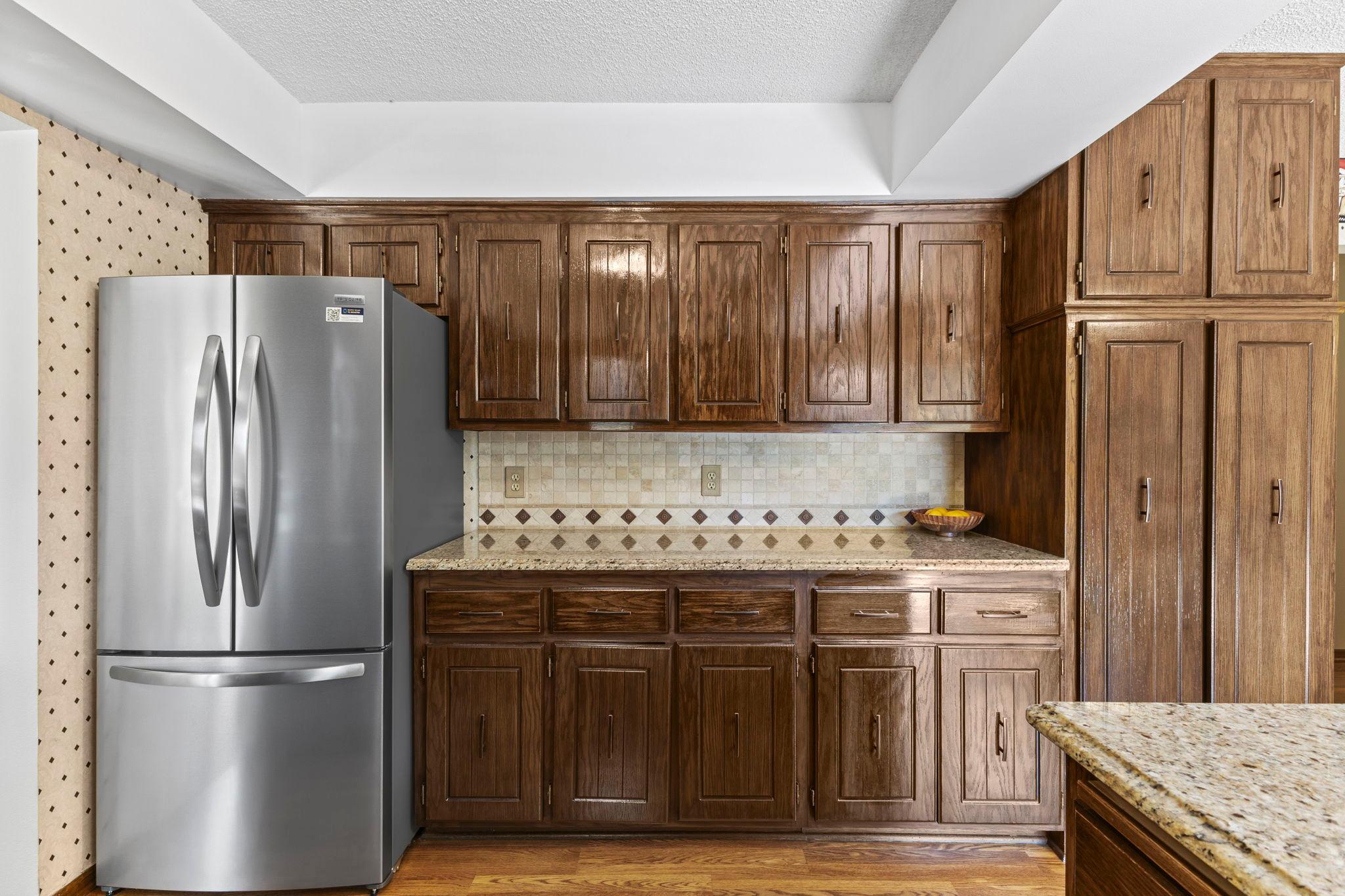And a darling roomy breakfast bar!
