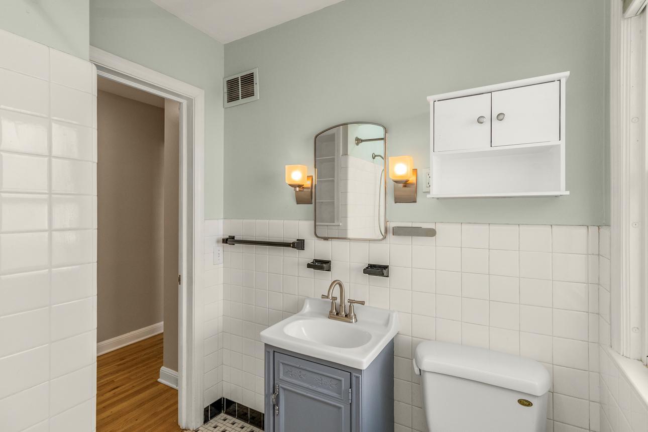 Main fl full Bath room