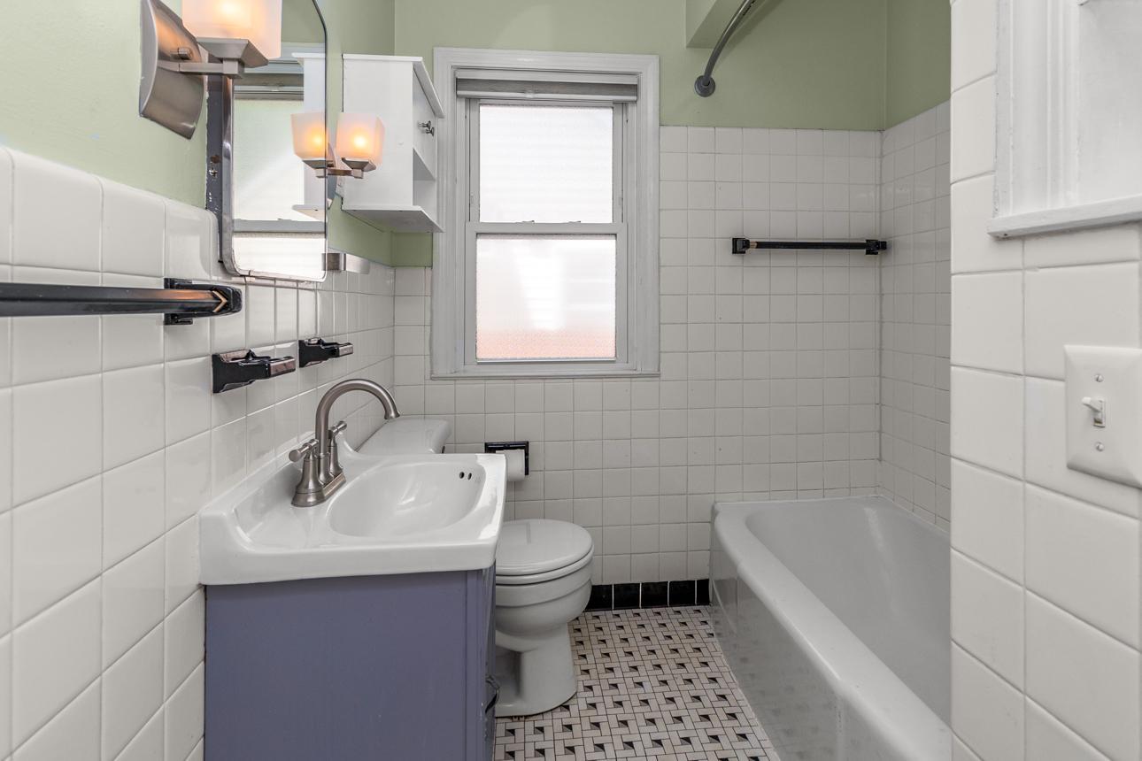 Main fl full Bath room
