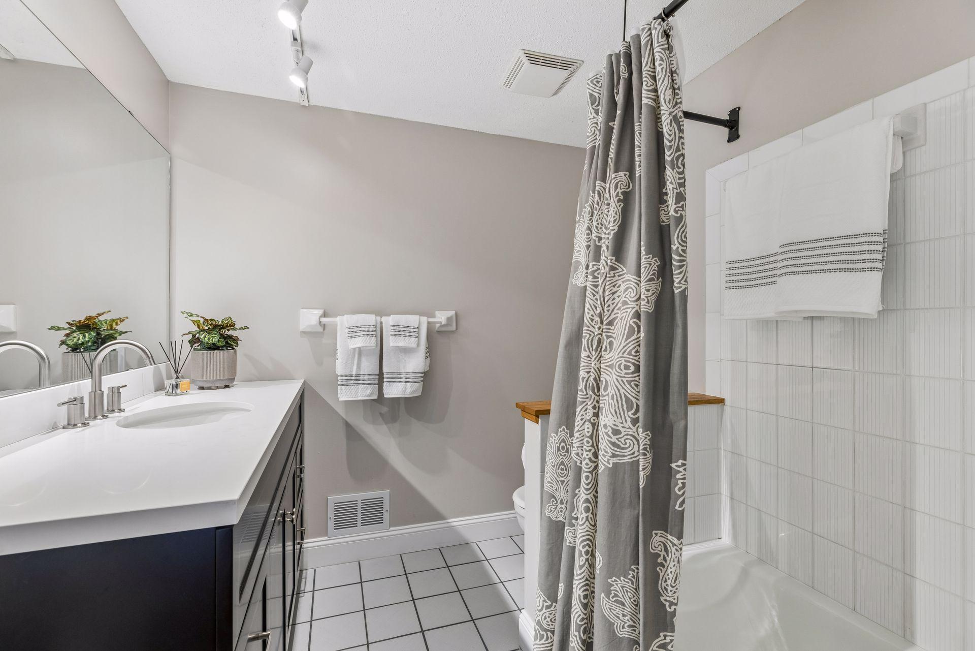 Master en suite full bath
