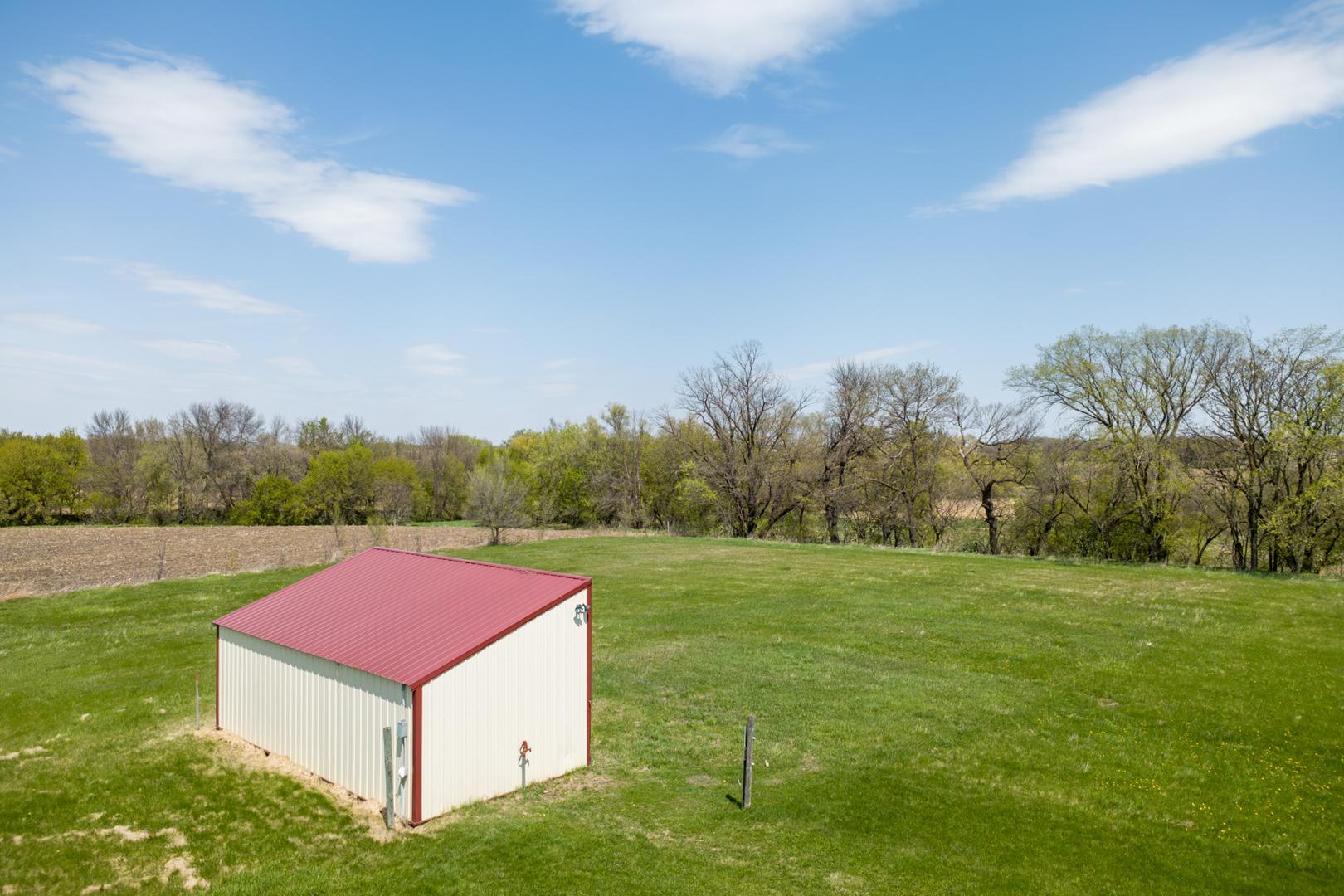 Loafing shed