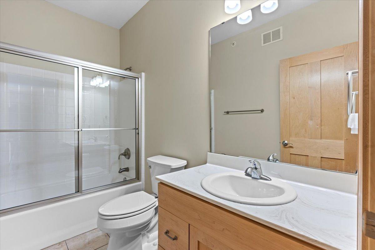 17-Full Guest Bath