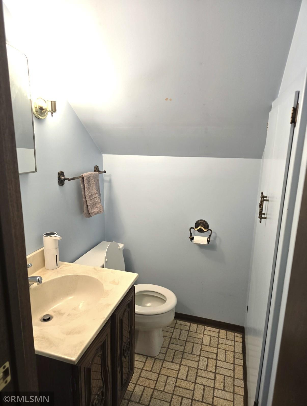 1/2 bath in the upper level bedroom!