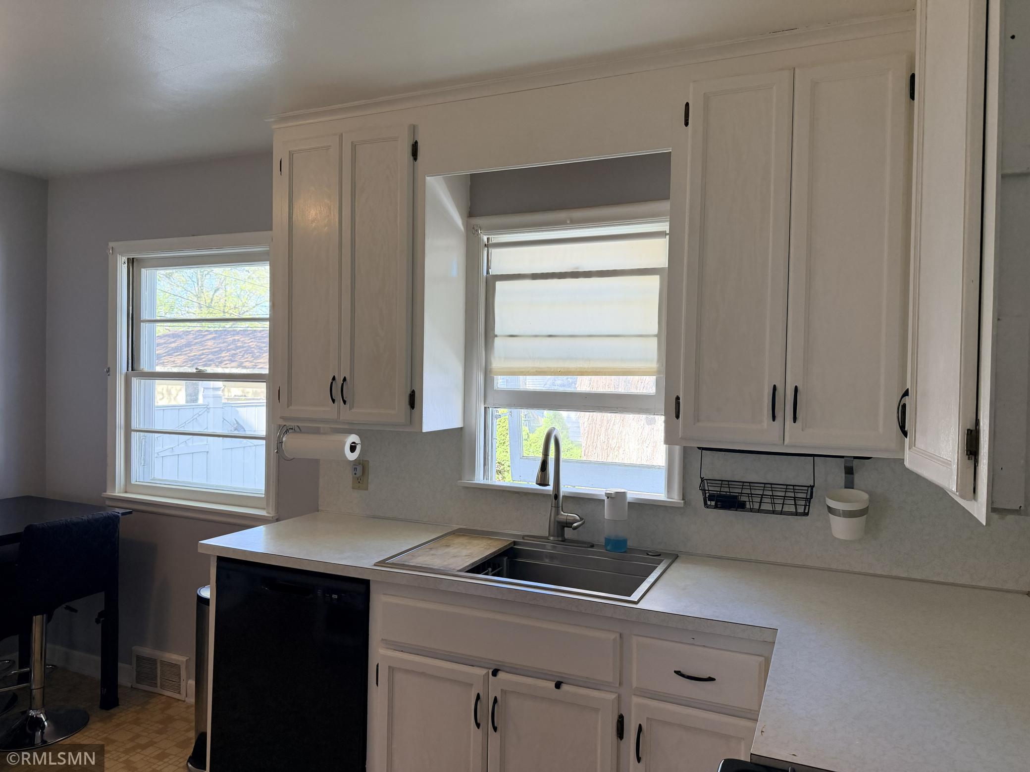Cute kitchen overlooking the back yard!