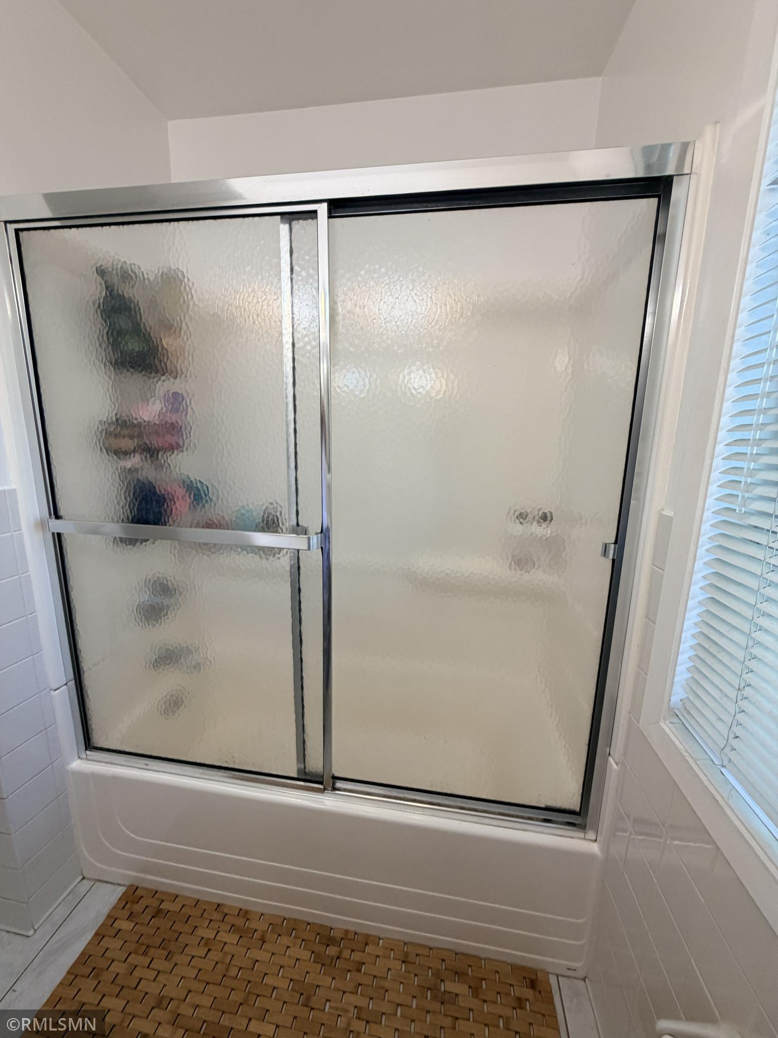 Glass shower door on tub and shower!
