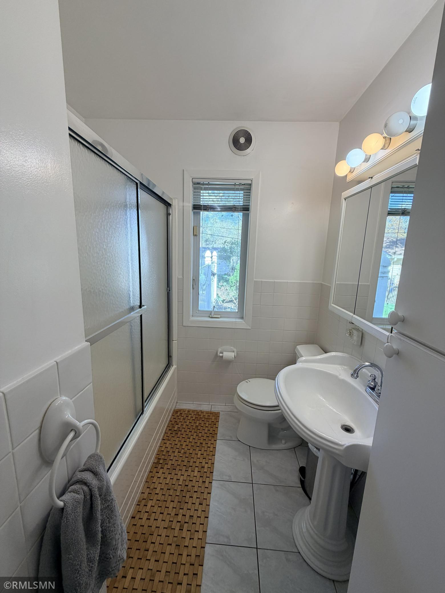 Full bathroom on the main level!