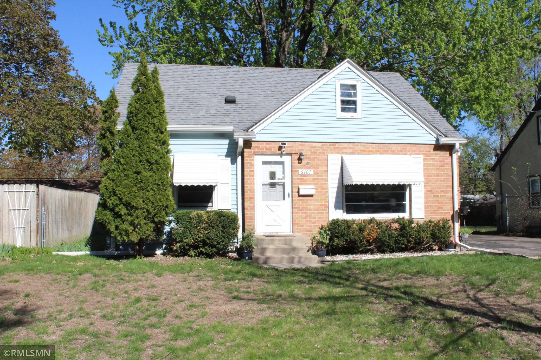 Adorable 1.5 story home!