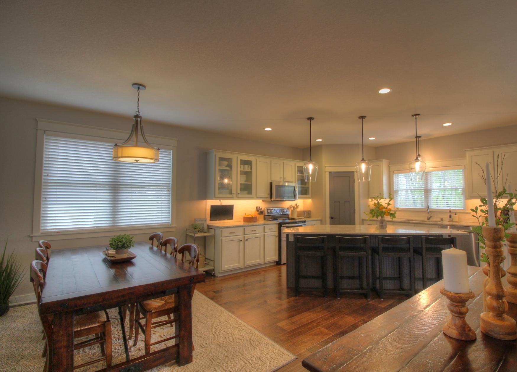Dining & Kitchen Area