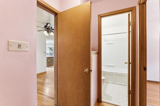 1562 Hoyt Avenue E, Saint Paul, MN 55106