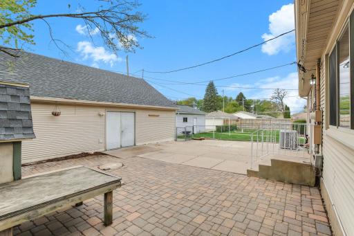 1562 Hoyt Avenue E, Saint Paul, MN 55106