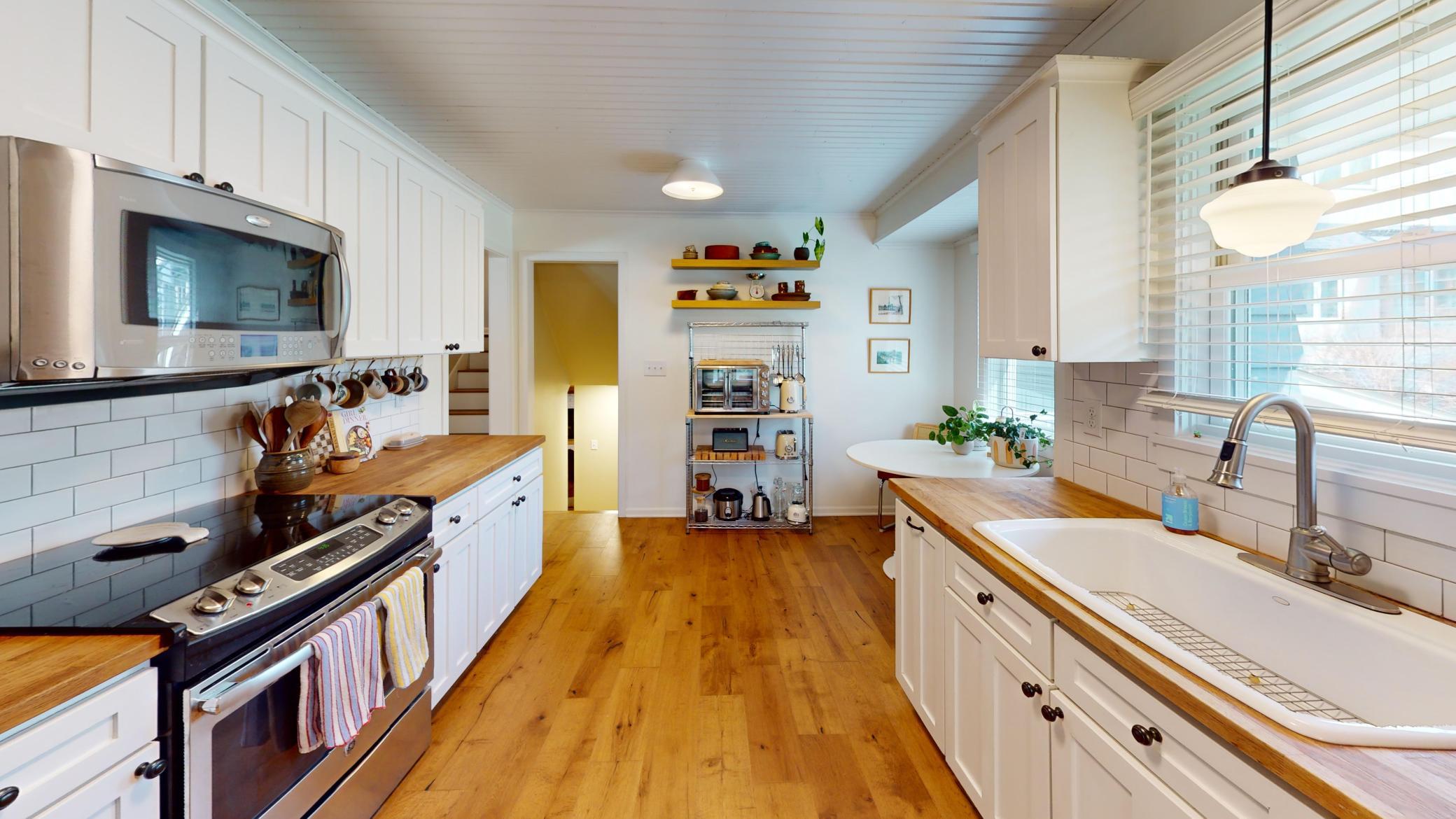 1046 Kitchen.jpg