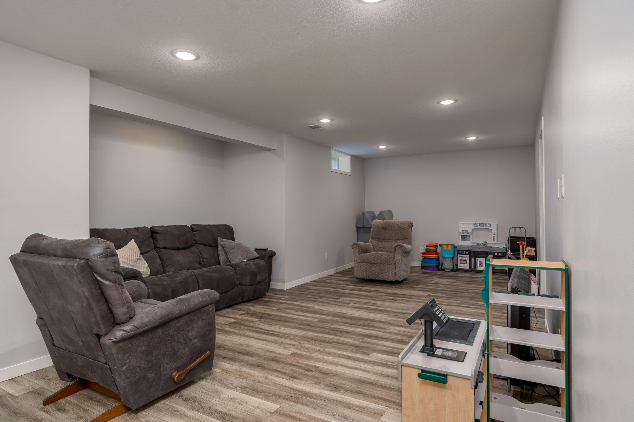 28-web-or-mls-62277-142nd-st.jpg