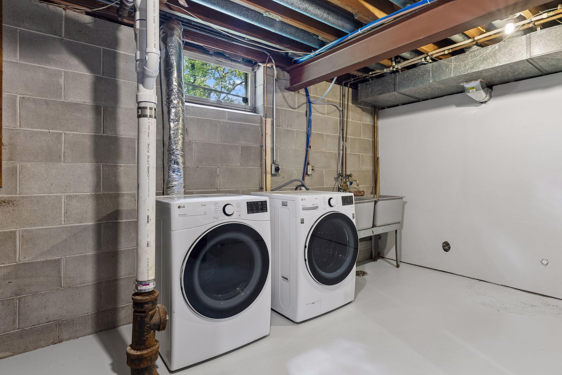 Spiffy clean laundry area.