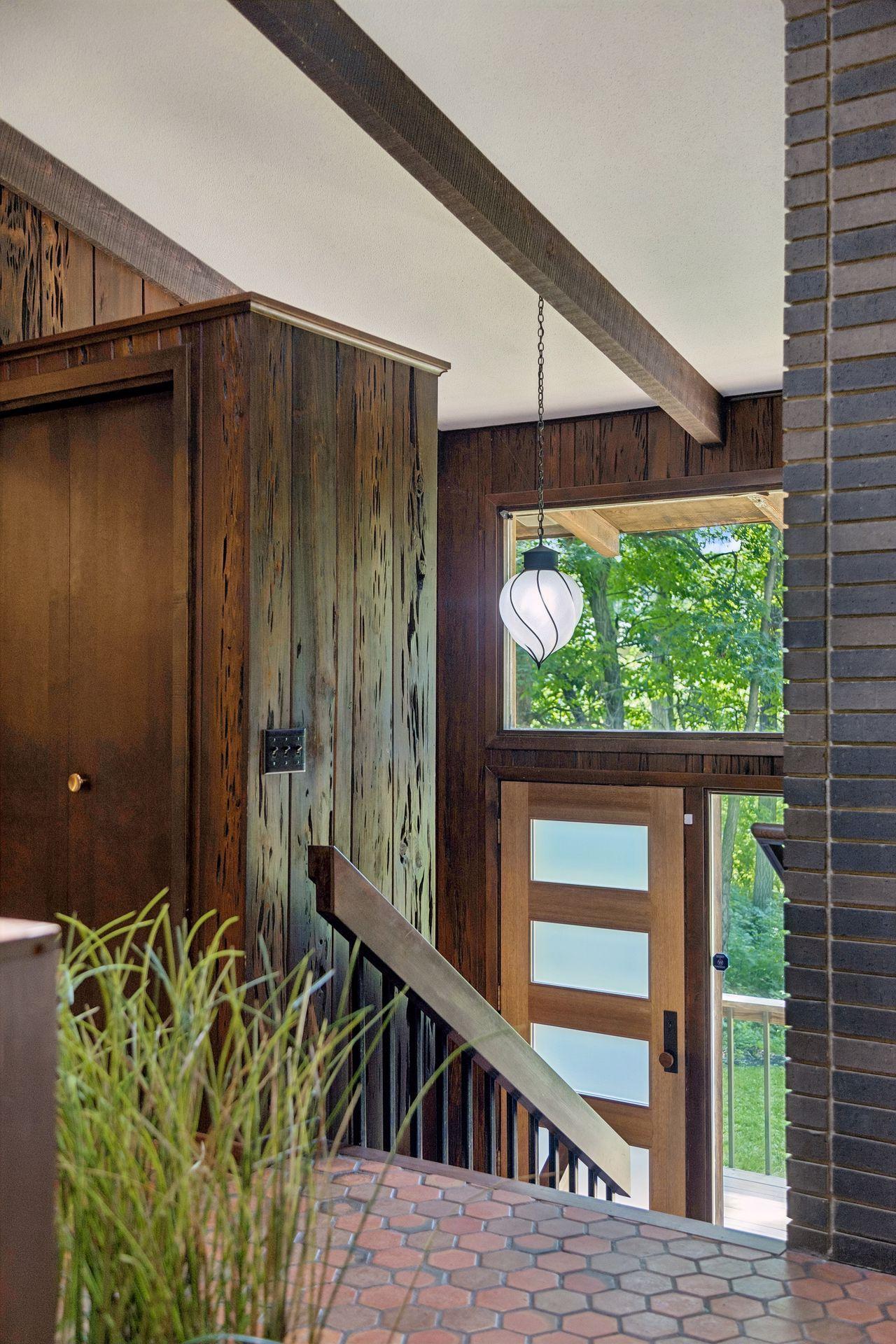 Spacious vaulted entry