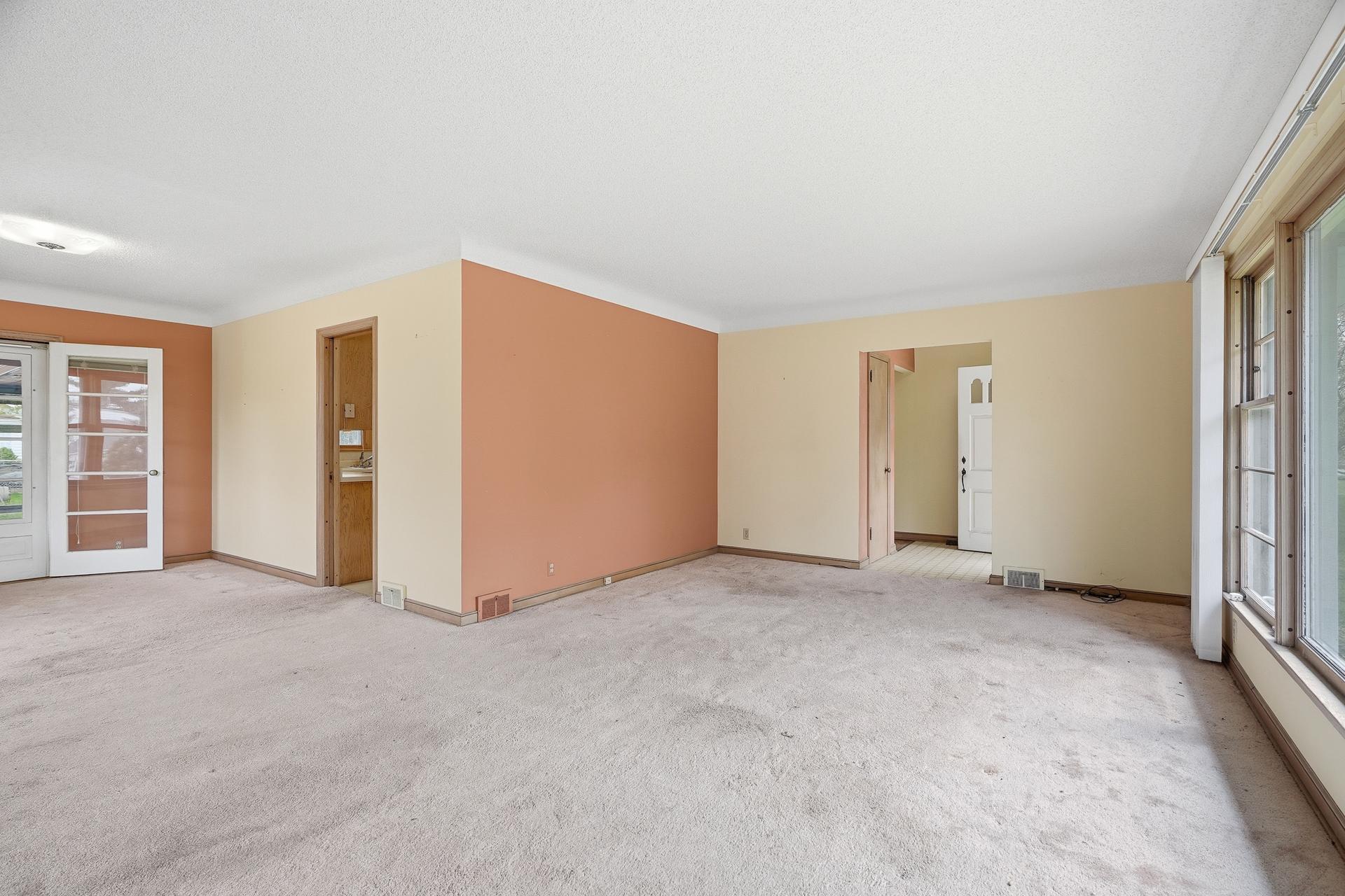 13x20.5 Living Room. Coved ceilings. 5x6.5 Foyer with coat closet.