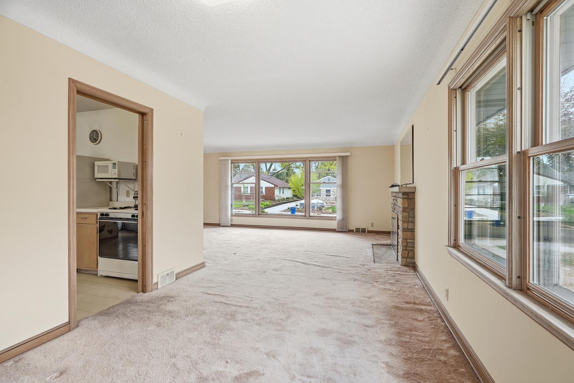10 windows (not living room) have Kolbe Window maintenance-free, double hung, double pane inserts.