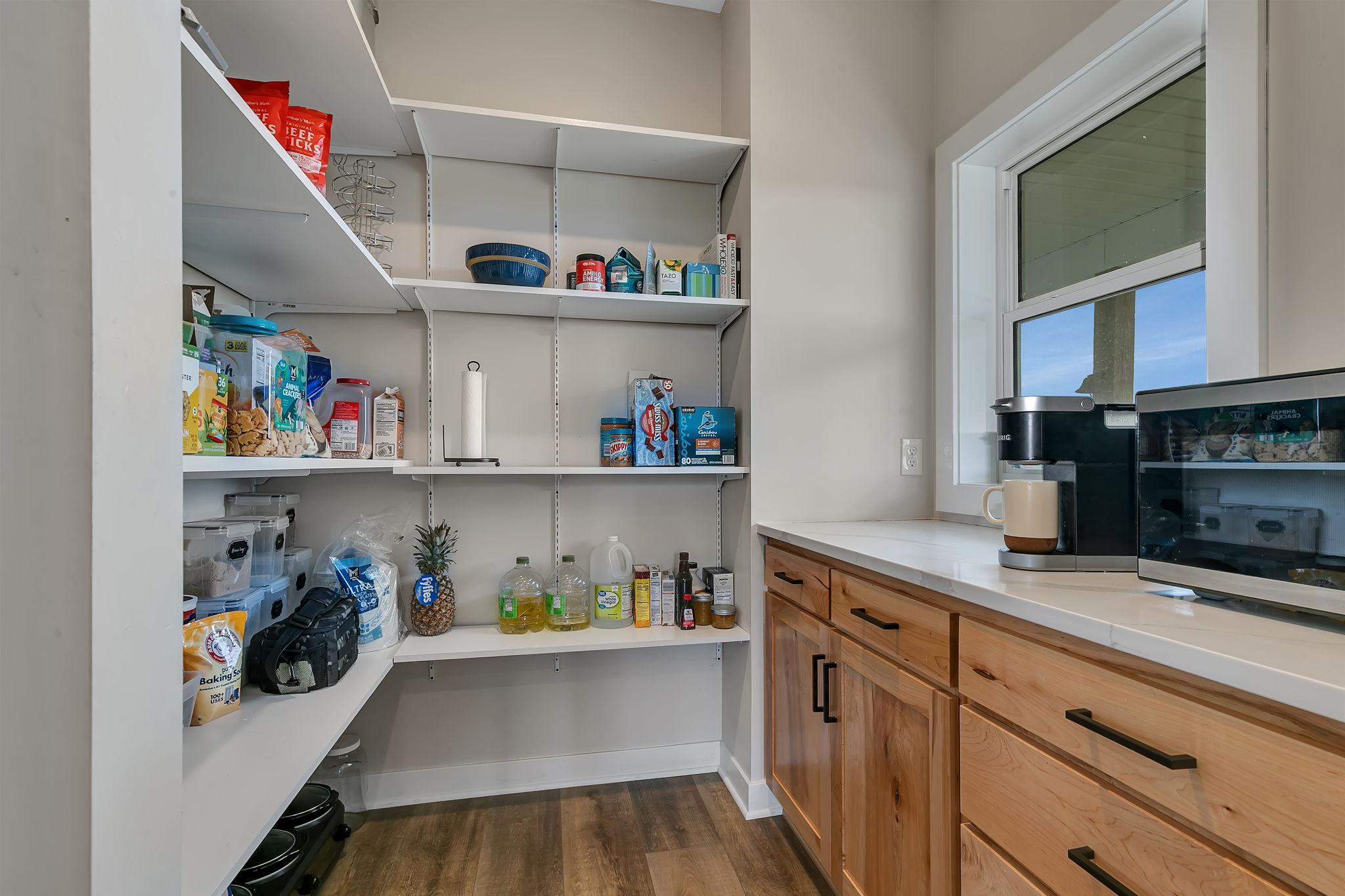 Walk-in-pantry