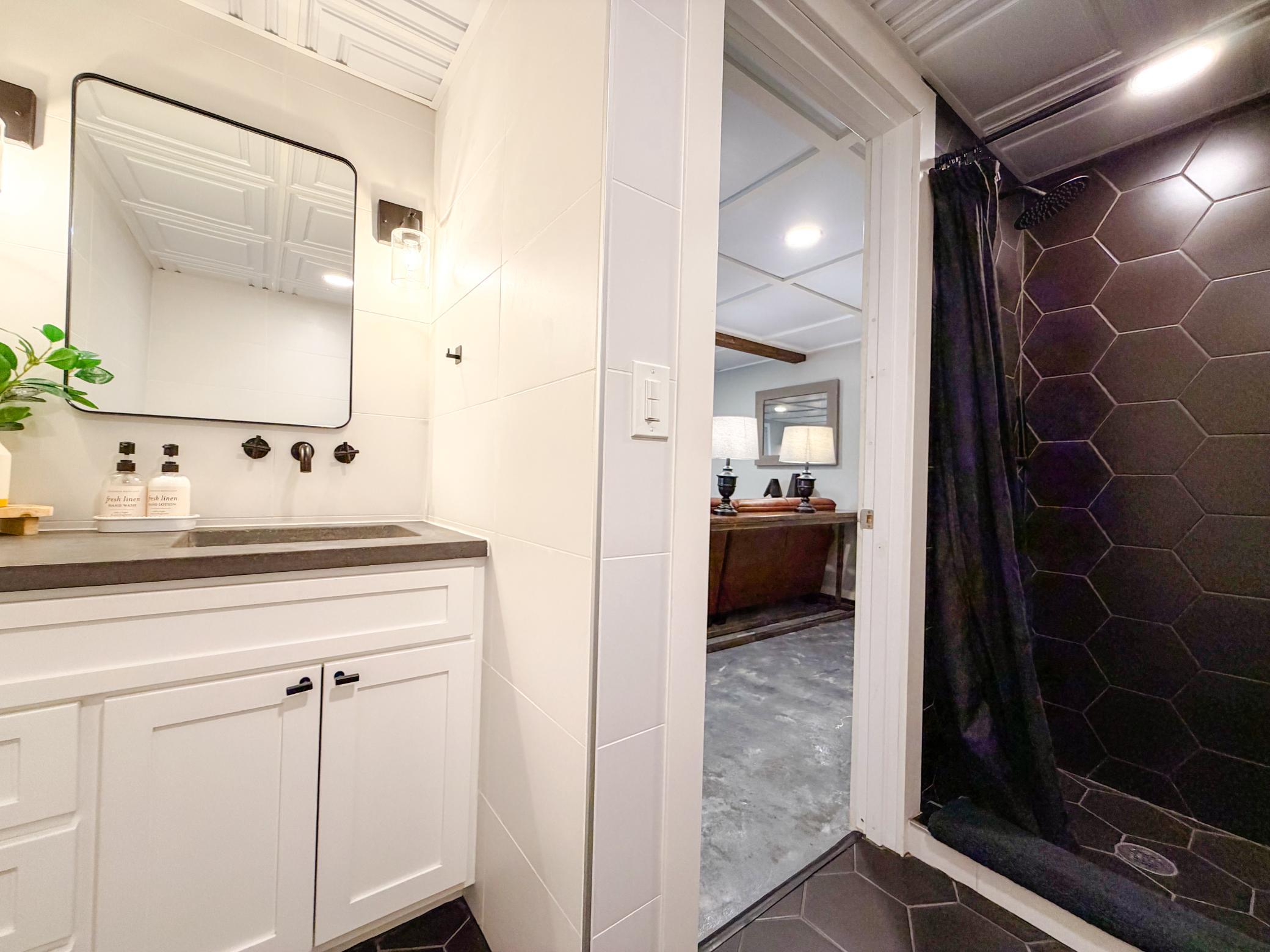Lower level 3/4 bathroom