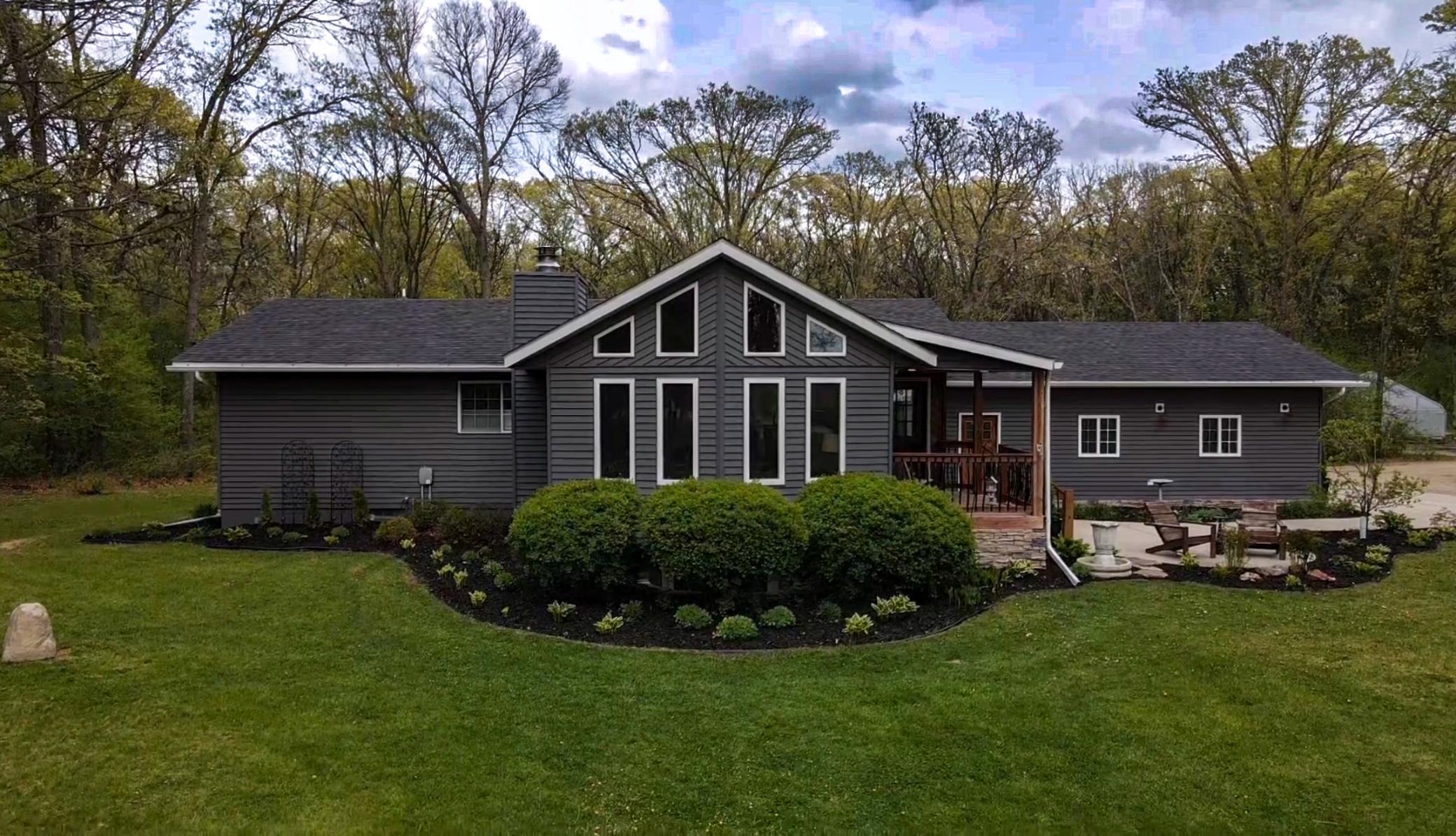 Well maintained , low maintenance exterior