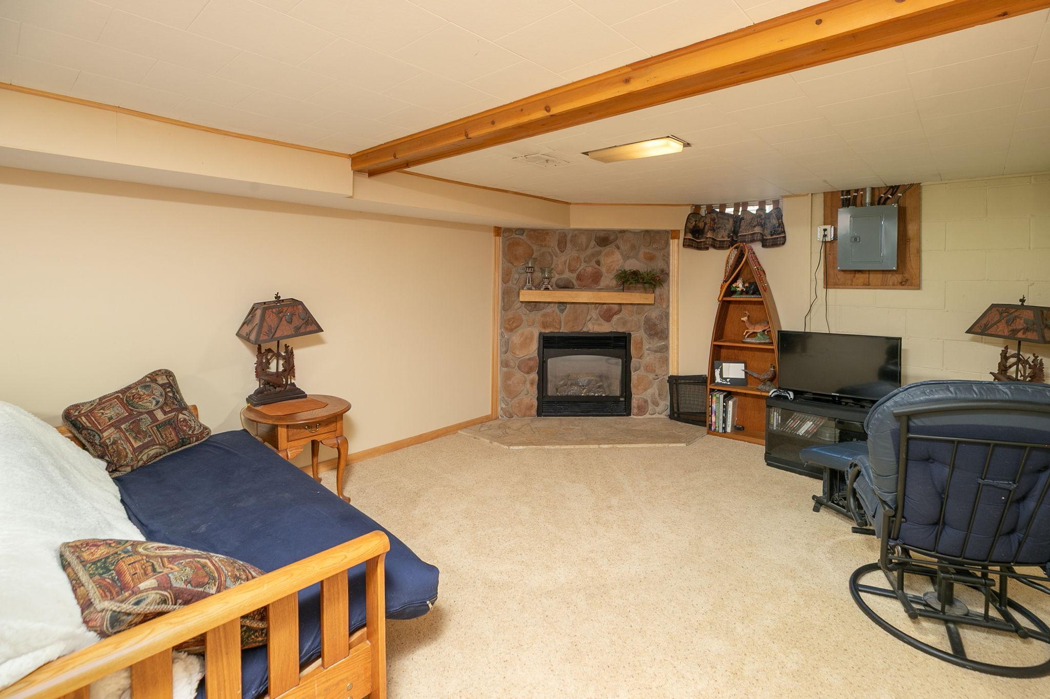 24-web-or-mls-24-Family Room.jpg