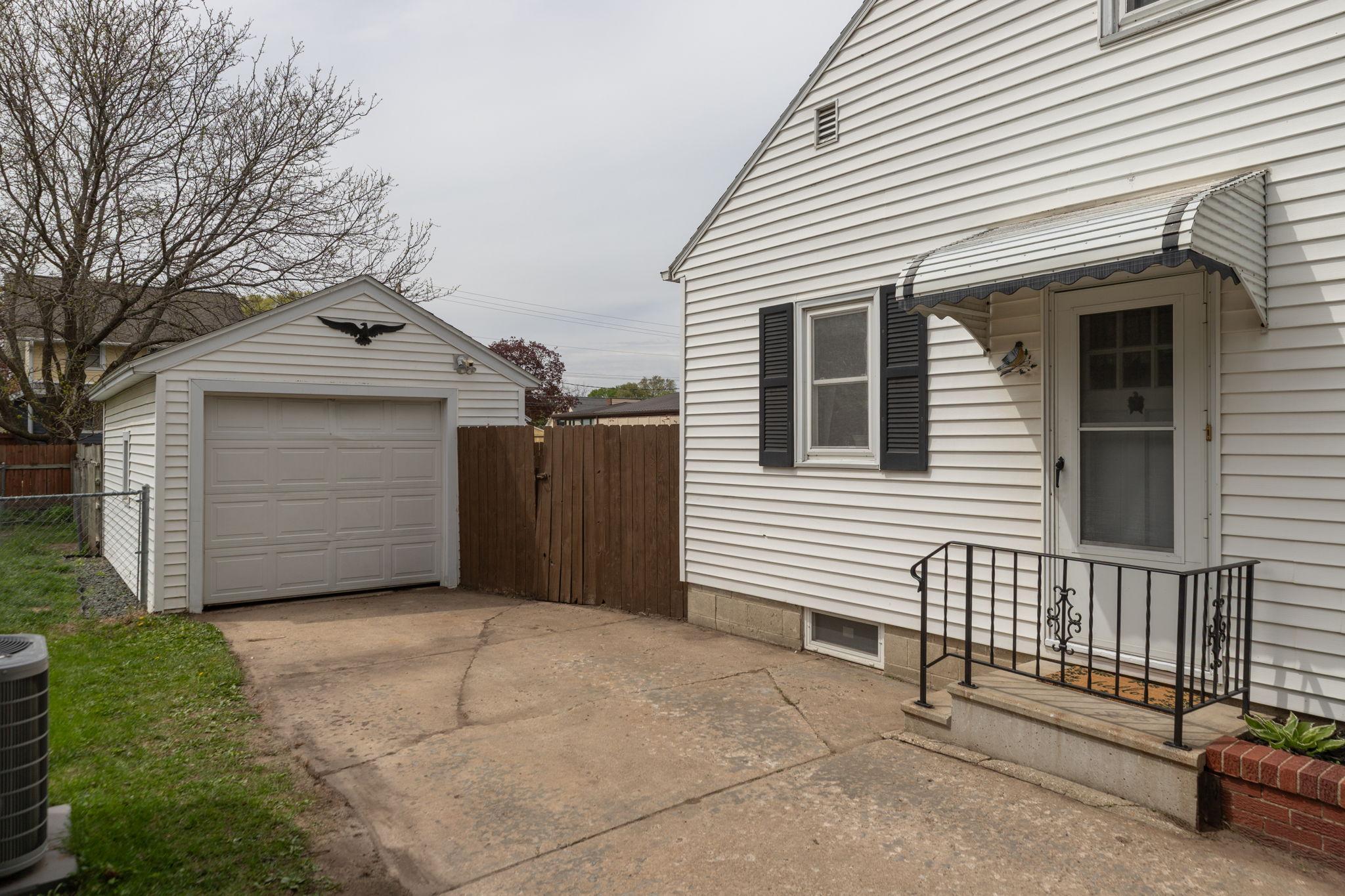 35-web-or-mls-35-Garage.jpg
