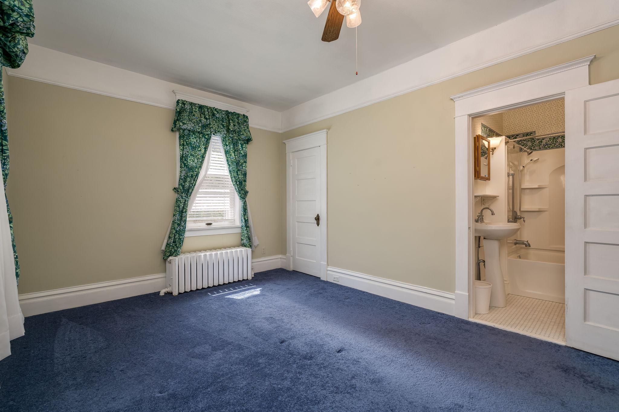 Guest room with an ensuite full bathroom