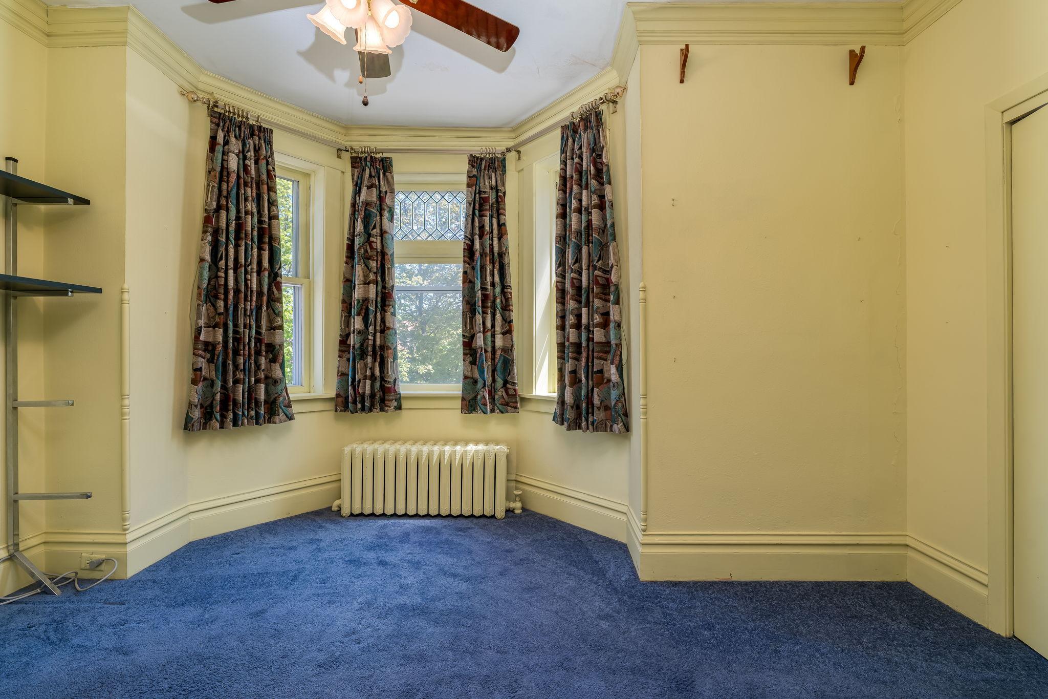 Make this 7th bedroom into an office