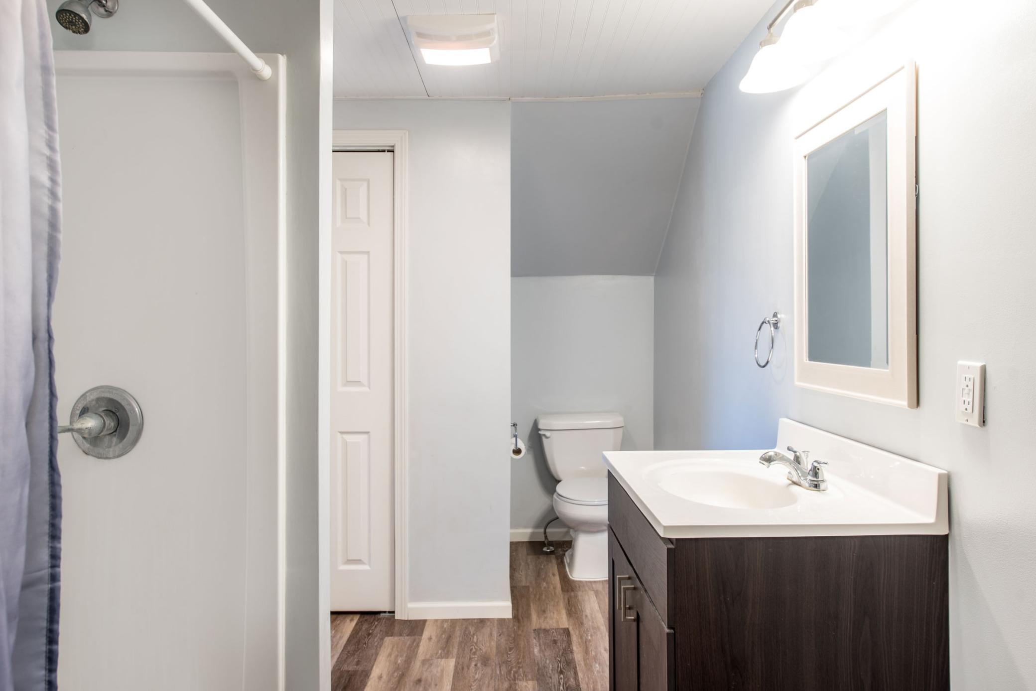 Upper level bathroom suite