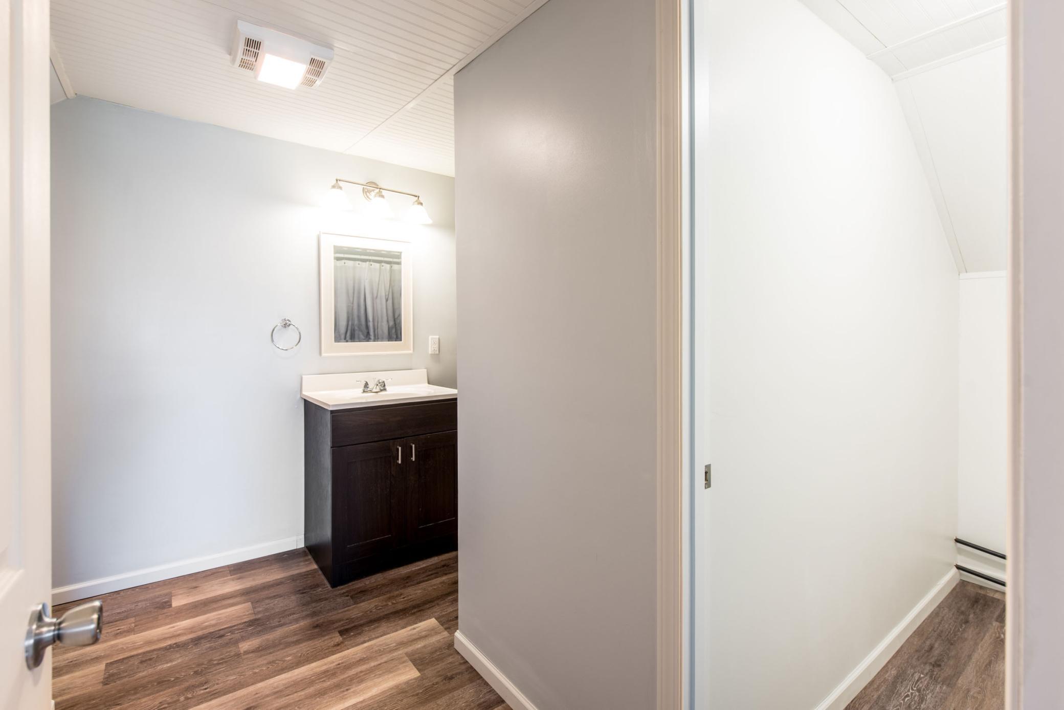 Upper level bathroon suite