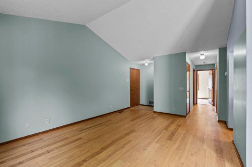 977 Heritage Court E, Vadnais Heights, MN 55127