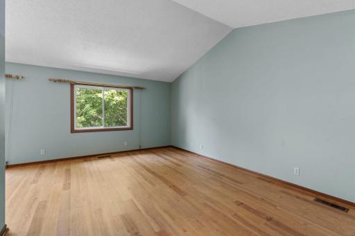 977 Heritage Court E, Vadnais Heights, MN 55127